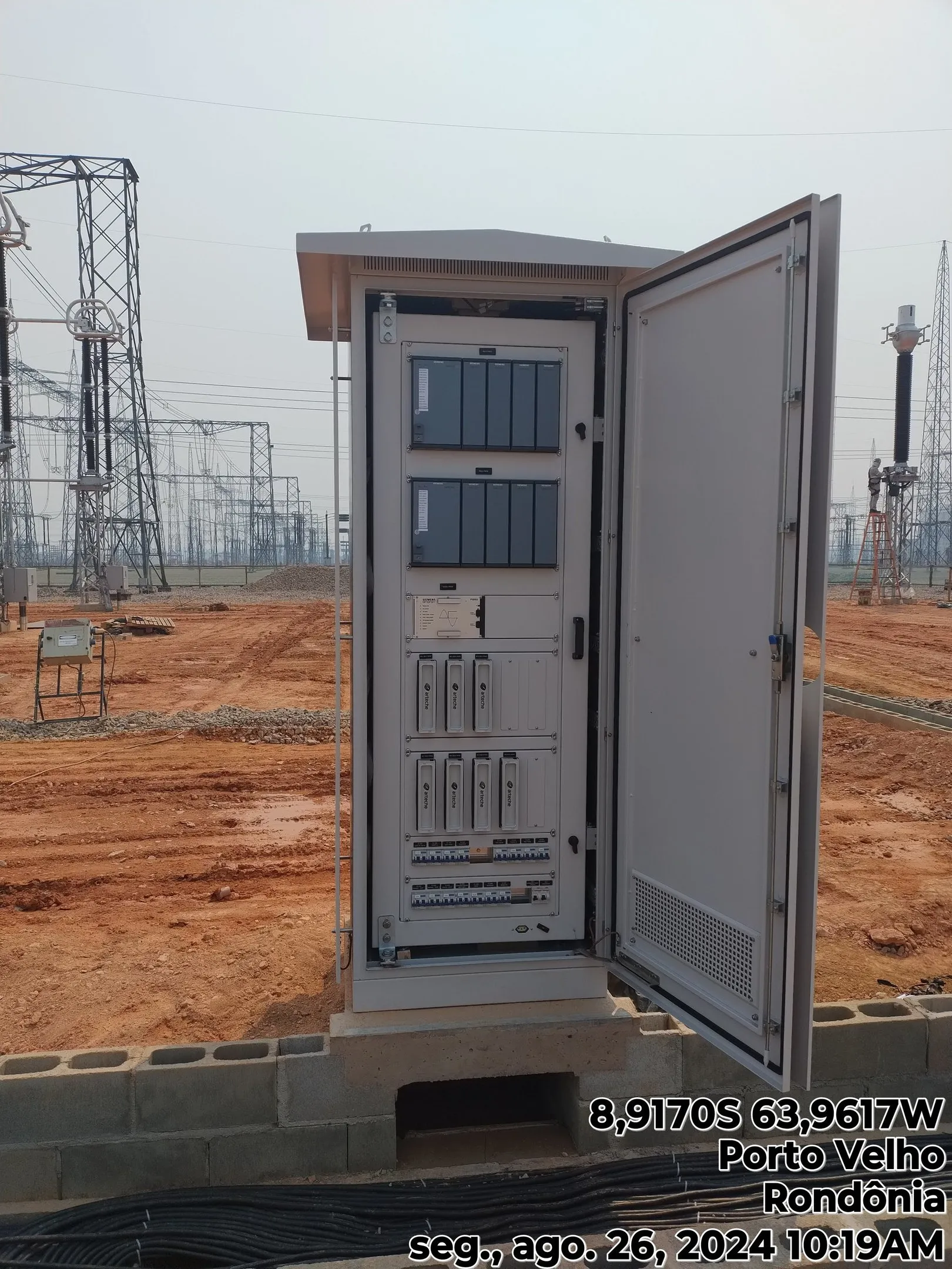 Painel de proteção e controle instalado em subestação em obra