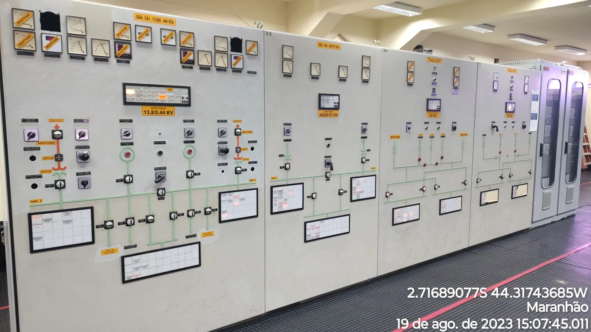 Painéis de controle com diagrama sinótico em sala de comando de subestação
