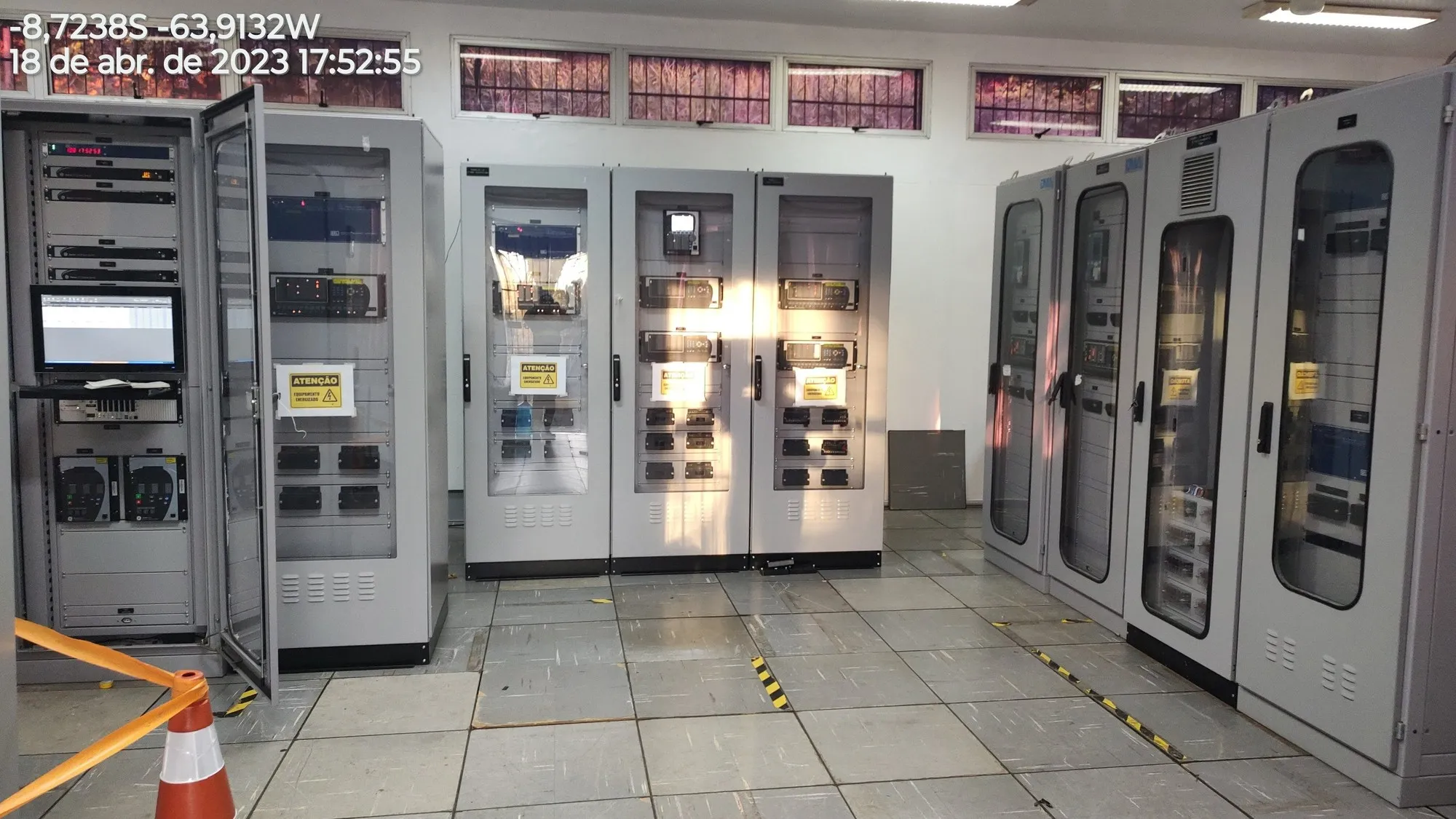 Sala de painéis de proteção, controle e telecomunicações